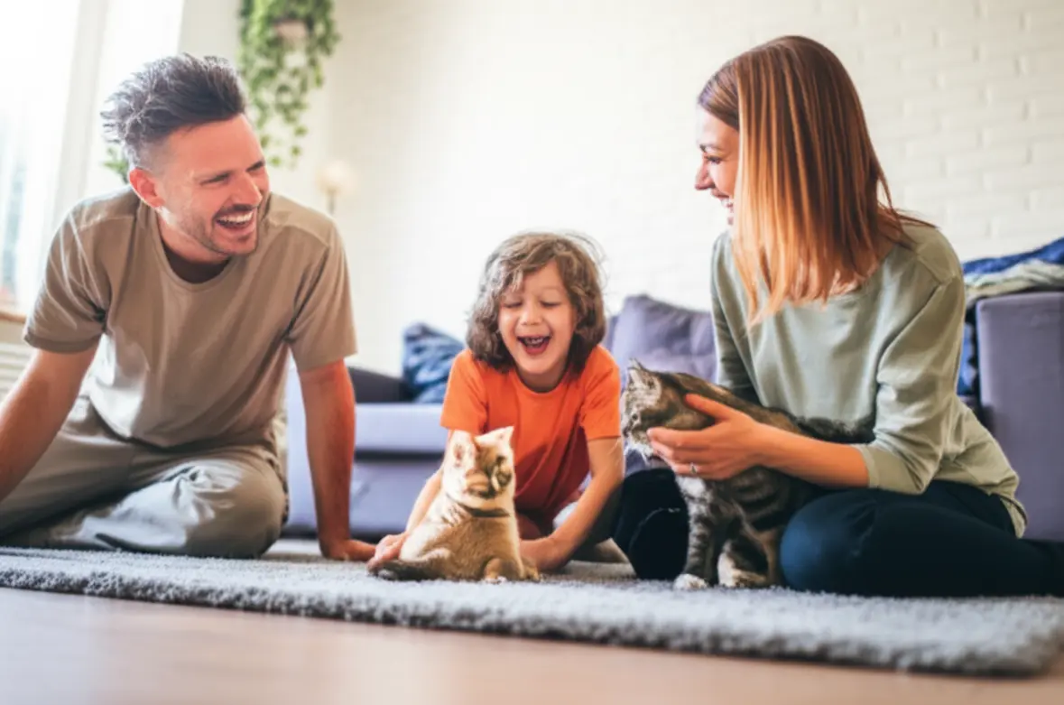 Família feliz com seu pet saudável e bem cuidado