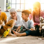 Familia feliz varios pets